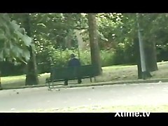 Per strada esibizionista in casa una zoccola